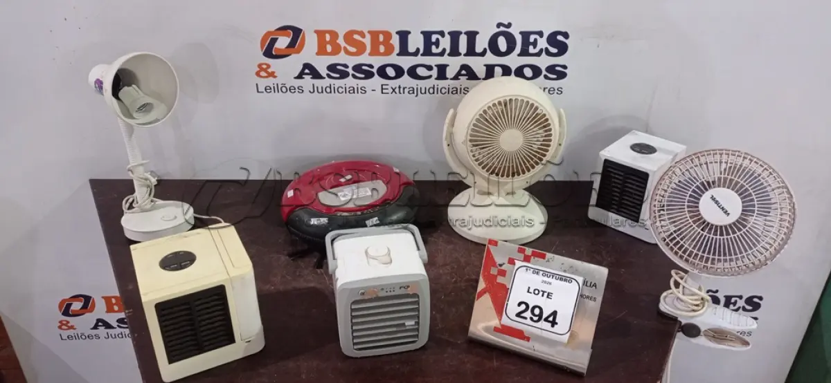 LOTE 294 - 01 ASPIRADOR ROBÔ, 01 LUMINÁRIA DE MESA E 05 VENTILADORES PORTÁTEIS. (NO ESTADO) ATENÇÃO! FAZER A VISITAÇÃO ANTES DE ARREMATAR, NÃO SABEMOS SE FUNCIONA, LEILÃO NÃO TEM GARANTIA E NEM DEVOLUÇÃO, SUJEITO A POSSÍVEIS AVARIAS VISÍVEIS/OCULTAS E/OU AUSÊNCIA DE COMPONENTES.