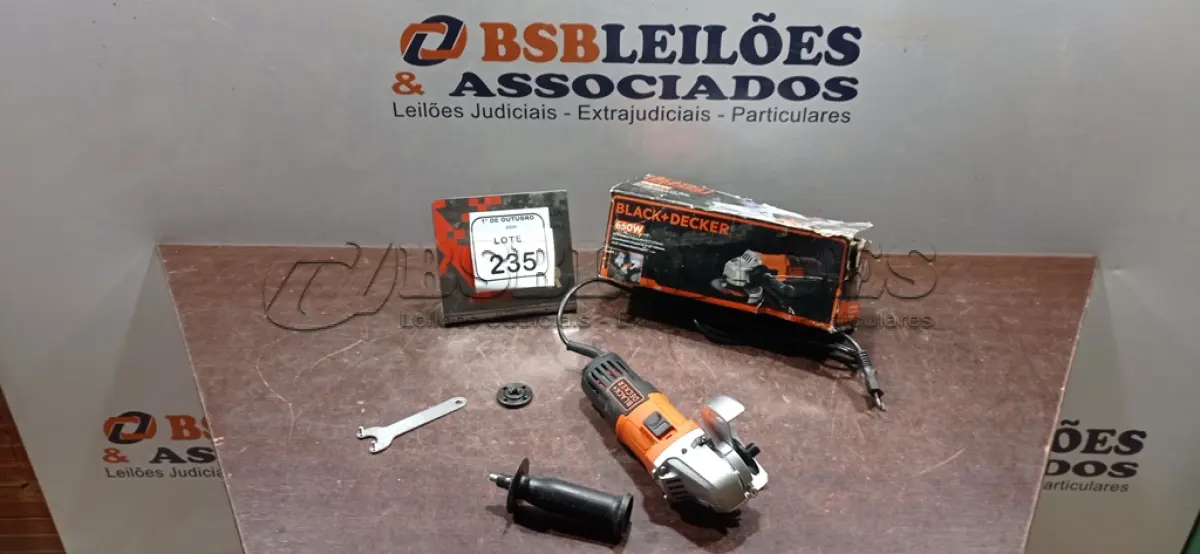 LOTE 235 - 01 ESMERILHADEIRA ANGULAR DE 4-1/2 650W 110V  MARCA BLACK DECEKER. (NO ESTADO) ATENÇÃO! FAZER A VISITAÇÃO ANTES DE ARREMATAR, NÃO SABEMOS SE FUNCIONA, LEILÃO NÃO TEM GARANTIA E NEM DEVOLUÇÃO, SUJEITO A POSSÍVEIS AVARIAS VISÍVEIS/OCULTAS E/OU AUSÊNCIA DE COMPONENTES.