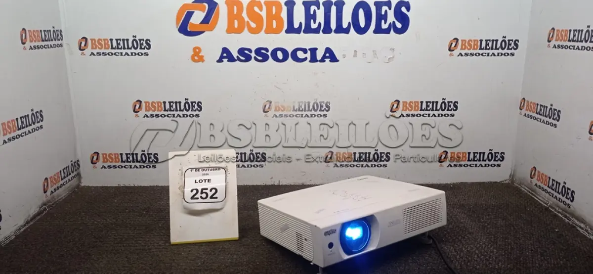 LOTE 252 - 01 PROJETOR MARCA SANYO SEM CABO. (NO ESTADO) ATENÇÃO! FAZER A VISITAÇÃO ANTES DE ARREMATAR, NÃO SABEMOS SE FUNCIONA, LEILÃO NÃO TEM GARANTIA E NEM DEVOLUÇÃO, SUJEITO A POSSÍVEIS AVARIAS VISÍVEIS/OCULTAS E/OU AUSÊNCIA DE COMPONENTES.