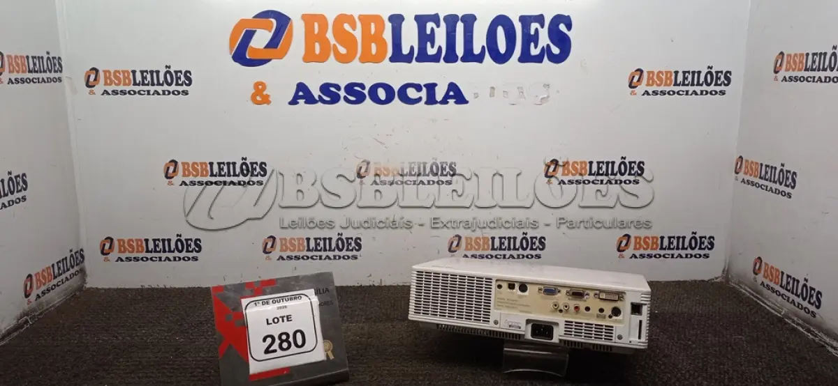 LOTE 280 - 01 PROJETOR MARCA SANYO SEM CABO. (NO ESTADO) ATENÇÃO! FAZER A VISITAÇÃO ANTES DE ARREMATAR, NÃO SABEMOS SE FUNCIONA, LEILÃO NÃO TEM GARANTIA E NEM DEVOLUÇÃO, SUJEITO A POSSÍVEIS AVARIAS VISÍVEIS/OCULTAS E/OU AUSÊNCIA DE COMPONENTES.