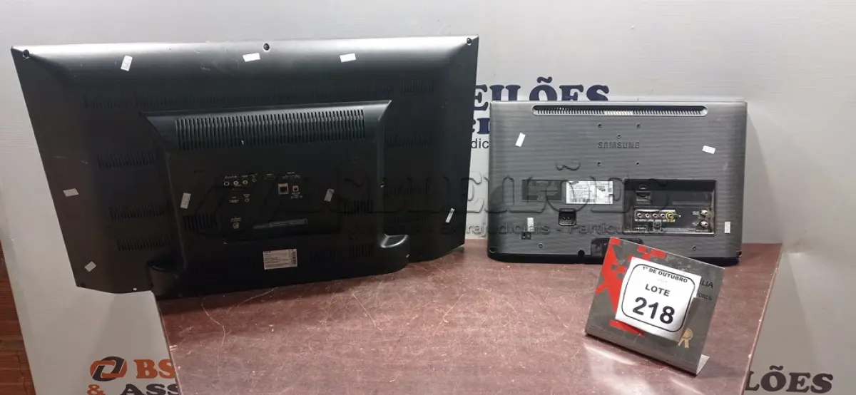 LOTE 218 - 01 TV/MONITOR 32’’ MARCA CCE E 01 MONITOR 22’’ MARCA SAMSUNG. (NO ESTADO) ATENÇÃO! FAZER A VISITAÇÃO ANTES DE ARREMATAR, NÃO SABEMOS SE FUNCIONA, LEILÃO NÃO TEM GARANTIA E NEM DEVOLUÇÃO, SUJEITO A POSSÍVEIS AVARIAS VISÍVEIS/OCULTAS E/OU AUSÊNCIA DE COMPONENTES.