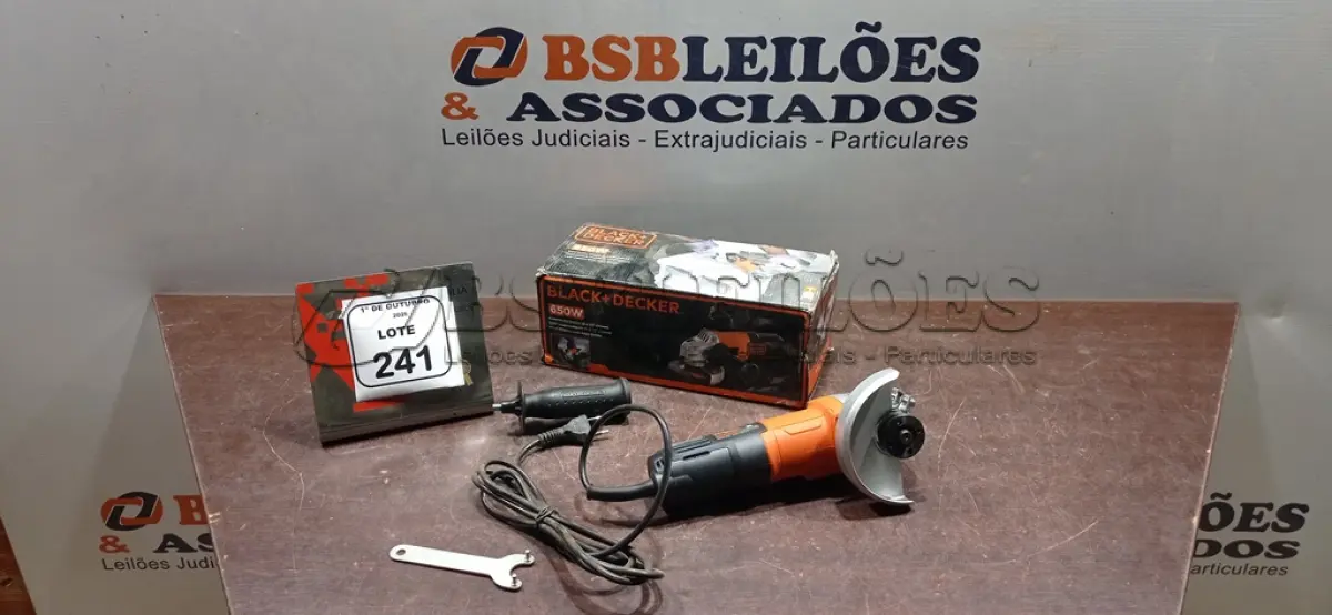 LOTE 241 - 01 ESMERILHADEIRA ANGULAR DE 4-1/2 650W 220V MARCA BLACK DECEKER. (NO ESTADO) ATENÇÃO! FAZER A VISITAÇÃO ANTES DE ARREMATAR, NÃO SABEMOS SE FUNCIONA, LEILÃO NÃO TEM GARANTIA E NEM DEVOLUÇÃO, SUJEITO A POSSÍVEIS AVARIAS VISÍVEIS/OCULTAS E/OU AUSÊNCIA DE COMPONENTES.