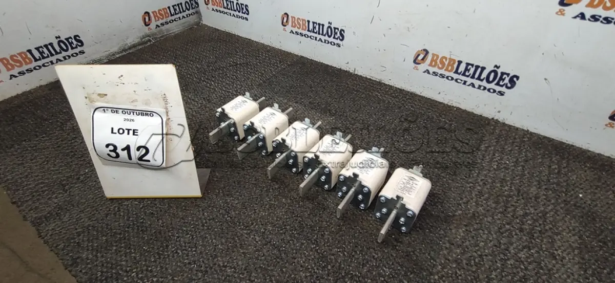 LOTE 312 - 06 FUSÍVEIS INDUSTRIAIS TIPO NH TAMANHO 2 MODELO RETARDADO DE 125A MARCA ELETROMEC. (NO ESTADO) ATENÇÃO! FAZER A VISITAÇÃO ANTES DE ARREMATAR, NÃO SABEMOS SE FUNCIONA, LEILÃO NÃO TEM GARANTIA E NEM DEVOLUÇÃO, SUJEITO A POSSÍVEIS AVARIAS VISÍVEIS/OCULTAS E/OU AUSÊNCIA DE COMPONENTES.
