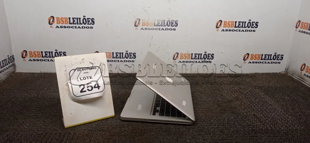 LOTE 254 - 01 MACBOOK APPLE SEM FONTE. (NO ESTADO) ATENÇÃO! FAZER A VISITAÇÃO ANTES DE ARREMATAR, NÃO SABEMOS SE FUNCIONA, LEILÃO NÃO TEM GARANTIA E NEM DEVOLUÇÃO, SUJEITO A POSSÍVEIS AVARIAS VISÍVEIS/OCULTAS E/OU AUSÊNCIA DE COMPONENTES.