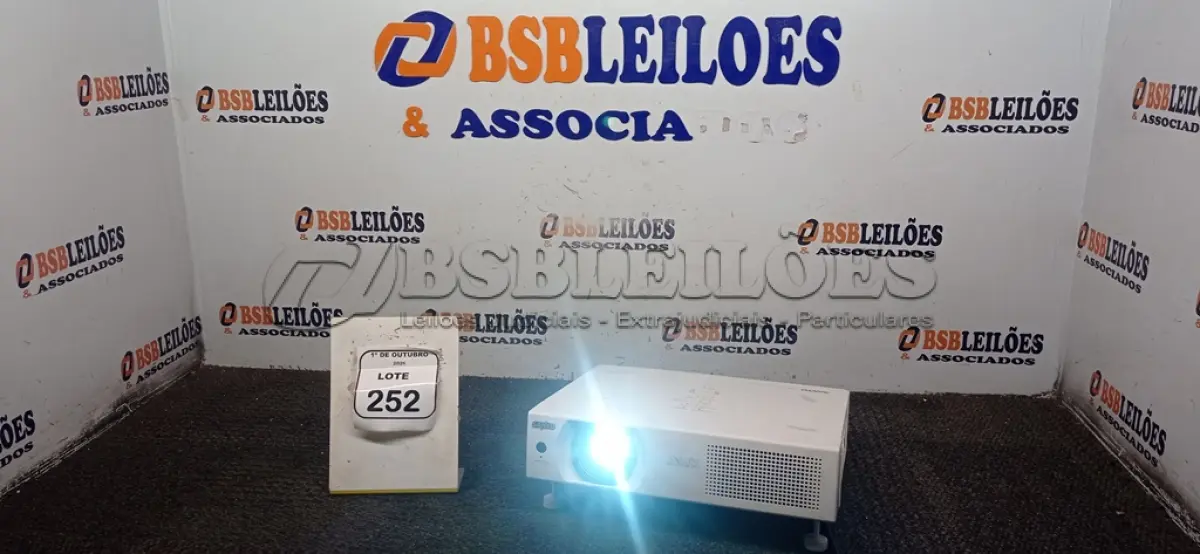 LOTE 252 - 01 PROJETOR MARCA SANYO SEM CABO. (NO ESTADO) ATENÇÃO! FAZER A VISITAÇÃO ANTES DE ARREMATAR, NÃO SABEMOS SE FUNCIONA, LEILÃO NÃO TEM GARANTIA E NEM DEVOLUÇÃO, SUJEITO A POSSÍVEIS AVARIAS VISÍVEIS/OCULTAS E/OU AUSÊNCIA DE COMPONENTES.