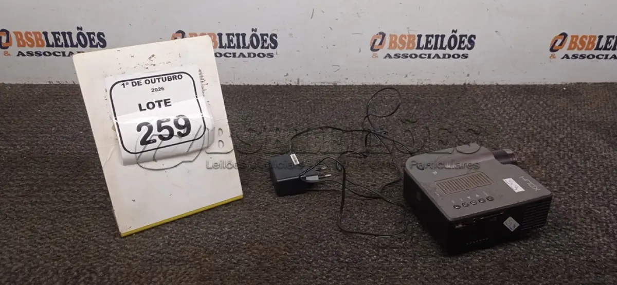 LOTE 259 - 01 PROJETOR MARCA HADX. (NO ESTADO) ATENÇÃO! FAZER A VISITAÇÃO ANTES DE ARREMATAR, NÃO SABEMOS SE FUNCIONA, LEILÃO NÃO TEM GARANTIA E NEM DEVOLUÇÃO, SUJEITO A POSSÍVEIS AVARIAS VISÍVEIS/OCULTAS E/OU AUSÊNCIA DE COMPONENTES.