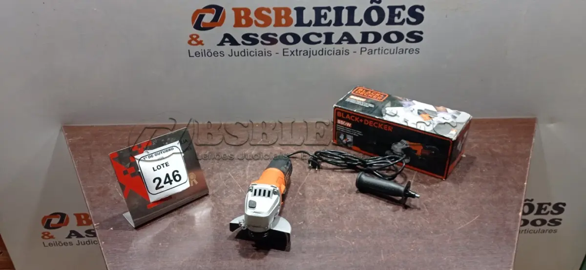 LOTE 246 - 01 ESMERILHADEIRA ANGULAR DE 4-1/2 650W 220V MARCA BLACK DECEKER. (NO ESTADO) ATENÇÃO! FAZER A VISITAÇÃO ANTES DE ARREMATAR, NÃO SABEMOS SE FUNCIONA, LEILÃO NÃO TEM GARANTIA E NEM DEVOLUÇÃO, SUJEITO A POSSÍVEIS AVARIAS VISÍVEIS/OCULTAS E/OU AUSÊNCIA DE COMPONENTES.