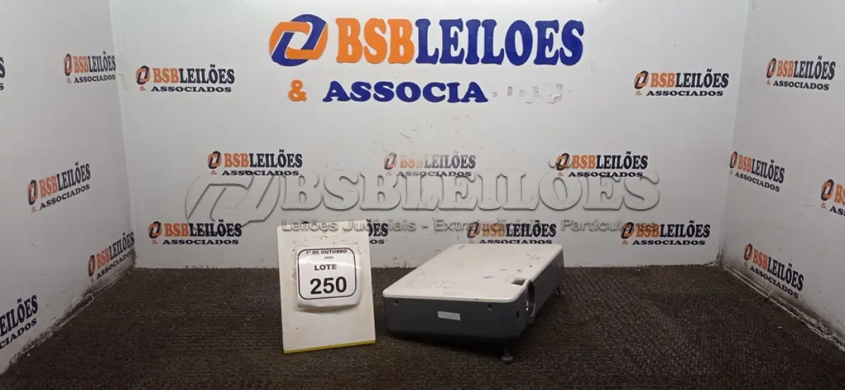 LOTE 250 - 01 PROJETOR MARCA SANYO SEM CABO. (NO ESTADO) ATENÇÃO! FAZER A VISITAÇÃO ANTES DE ARREMATAR, NÃO SABEMOS SE FUNCIONA, LEILÃO NÃO TEM GARANTIA E NEM DEVOLUÇÃO, SUJEITO A POSSÍVEIS AVARIAS VISÍVEIS/OCULTAS E/OU AUSÊNCIA DE COMPONENTES.