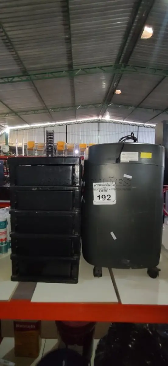 LOTE 192 - 01 FRAGMENTADORA DE PAPEL, 01 AQUECEDOR E 01 GAVETEIRO DE PLÁSTICO COM 05 GAVETAS. (NO ESTADO) ATENÇÃO! FAZER A VISITAÇÃO ANTES DE ARREMATAR, NÃO SABEMOS SE FUNCIONA, LEILÃO NÃO TEM GARANTIA E NEM DEVOLUÇÃO, SUJEITO A POSSÍVEIS AVARIAS VISÍVEIS/OCULTAS E/OU AUSÊNCIA DE COMPONENTES.