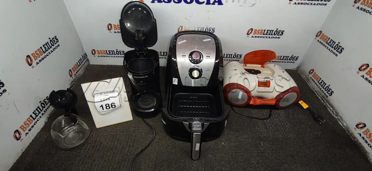 LOTE 186 - 01 CD PLAYER PORTÁTIL MARCA TOSHIBA, 01 AIR FRYER E 01 CAFETEIRA MARCA MONDIAL. (NO ESTADO) ATENÇÃO! FAZER A VISITAÇÃO ANTES DE ARREMATAR, NÃO SABEMOS SE FUNCIONA, LEILÃO NÃO TEM GARANTIA E NEM DEVOLUÇÃO, SUJEITO A POSSÍVEIS AVARIAS VISÍVEIS/OCULTAS E/OU AUSÊNCIA DE COMPONENTES.