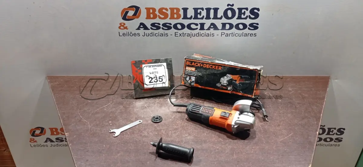 LOTE 235 - 01 ESMERILHADEIRA ANGULAR DE 4-1/2 650W 110V  MARCA BLACK DECEKER. (NO ESTADO) ATENÇÃO! FAZER A VISITAÇÃO ANTES DE ARREMATAR, NÃO SABEMOS SE FUNCIONA, LEILÃO NÃO TEM GARANTIA E NEM DEVOLUÇÃO, SUJEITO A POSSÍVEIS AVARIAS VISÍVEIS/OCULTAS E/OU AUSÊNCIA DE COMPONENTES.