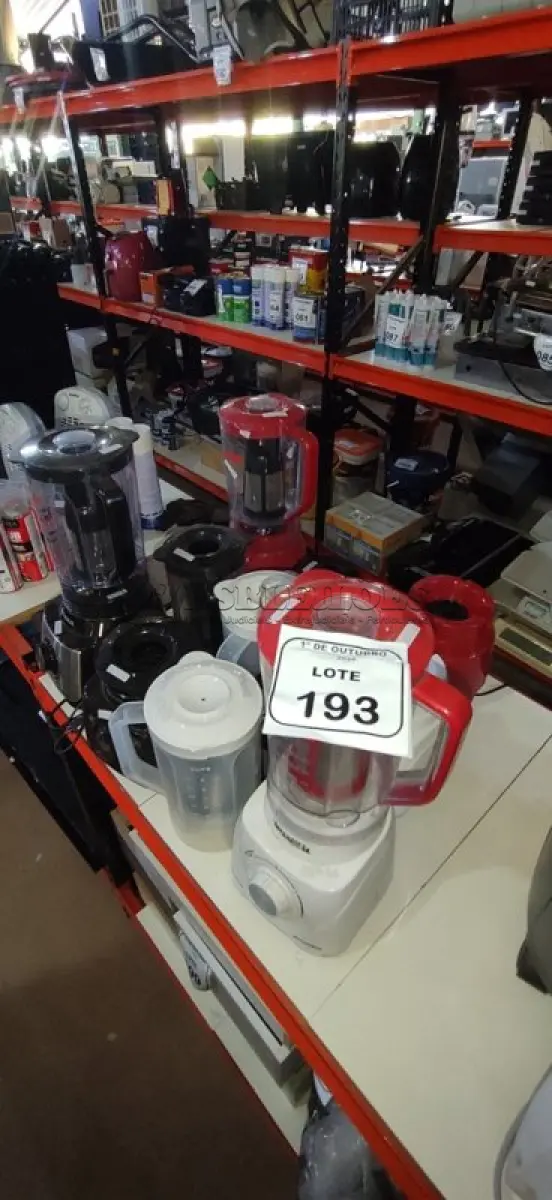 LOTE 193 - 03 LIQUIDIFICADORES, 04 MOTORES DE LIQUIDIFICADOR E 03 COPOS AVULSOS. (NO ESTADO) ATENÇÃO! FAZER A VISITAÇÃO ANTES DE ARREMATAR, NÃO SABEMOS SE FUNCIONA, LEILÃO NÃO TEM GARANTIA E NEM DEVOLUÇÃO, SUJEITO A POSSÍVEIS AVARIAS VISÍVEIS/OCULTAS E/OU AUSÊNCIA DE COMPONENTES.