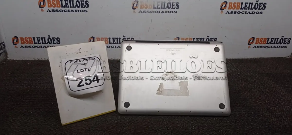 LOTE 254 - 01 MACBOOK APPLE SEM FONTE. (NO ESTADO) ATENÇÃO! FAZER A VISITAÇÃO ANTES DE ARREMATAR, NÃO SABEMOS SE FUNCIONA, LEILÃO NÃO TEM GARANTIA E NEM DEVOLUÇÃO, SUJEITO A POSSÍVEIS AVARIAS VISÍVEIS/OCULTAS E/OU AUSÊNCIA DE COMPONENTES.
