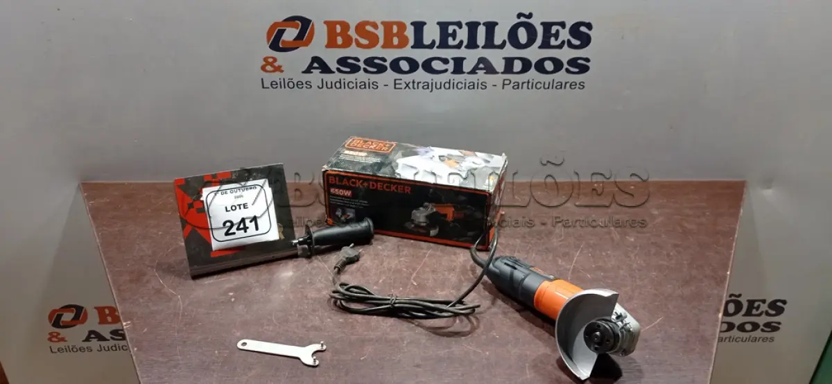 LOTE 241 - 01 ESMERILHADEIRA ANGULAR DE 4-1/2 650W 220V MARCA BLACK DECEKER. (NO ESTADO) ATENÇÃO! FAZER A VISITAÇÃO ANTES DE ARREMATAR, NÃO SABEMOS SE FUNCIONA, LEILÃO NÃO TEM GARANTIA E NEM DEVOLUÇÃO, SUJEITO A POSSÍVEIS AVARIAS VISÍVEIS/OCULTAS E/OU AUSÊNCIA DE COMPONENTES.
