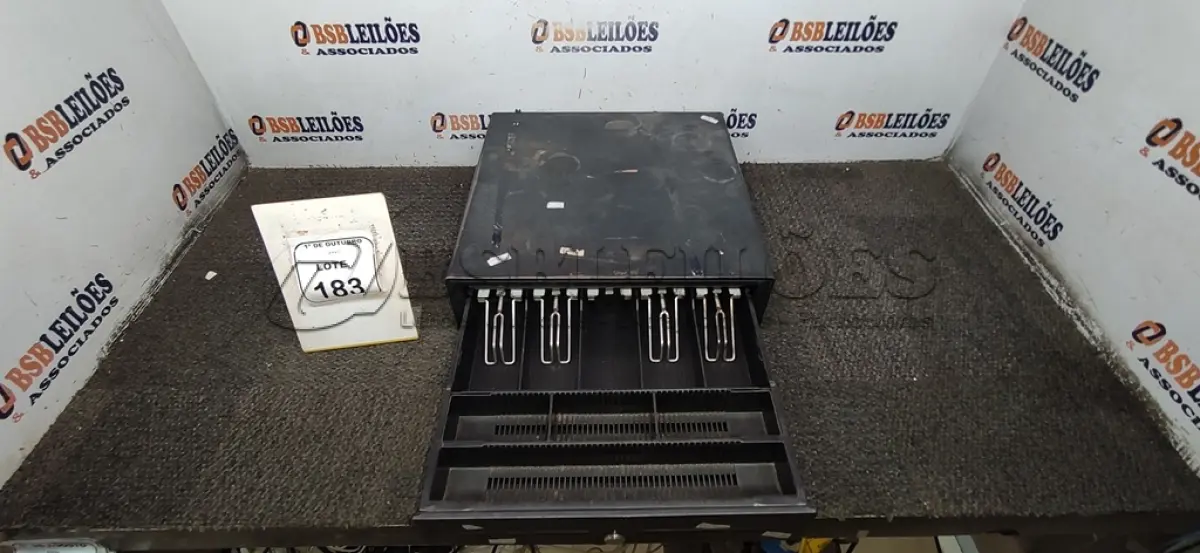 LOTE 183 - 01 GAVETA DE DINHEIRO. (NO ESTADO) ATENÇÃO! FAZER A VISITAÇÃO ANTES DE ARREMATAR, NÃO SABEMOS SE FUNCIONA, LEILÃO NÃO TEM GARANTIA E NEM DEVOLUÇÃO, SUJEITO A POSSÍVEIS AVARIAS VISÍVEIS/OCULTAS E/OU AUSÊNCIA DE COMPONENTES.