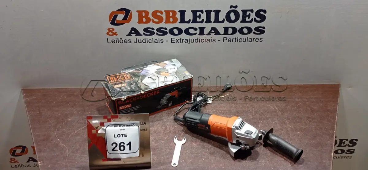 LOTE 261 - 01 ESMERILHADEIRA ANGULAR DE 4-1/2 650W 220V MARCA BLACK DECEKER. (NO ESTADO) ATENÇÃO! FAZER A VISITAÇÃO ANTES DE ARREMATAR, NÃO SABEMOS SE FUNCIONA, LEILÃO NÃO TEM GARANTIA E NEM DEVOLUÇÃO, SUJEITO A POSSÍVEIS AVARIAS VISÍVEIS/OCULTAS E/OU AUSÊNCIA DE COMPONENTES.