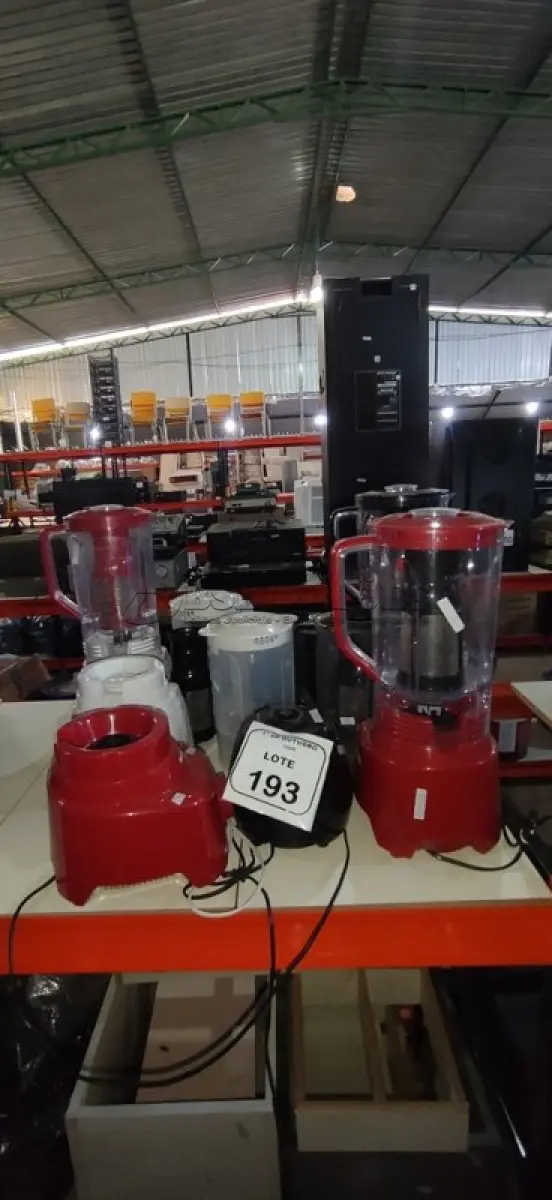 LOTE 193 - 03 LIQUIDIFICADORES, 04 MOTORES DE LIQUIDIFICADOR E 03 COPOS AVULSOS. (NO ESTADO) ATENÇÃO! FAZER A VISITAÇÃO ANTES DE ARREMATAR, NÃO SABEMOS SE FUNCIONA, LEILÃO NÃO TEM GARANTIA E NEM DEVOLUÇÃO, SUJEITO A POSSÍVEIS AVARIAS VISÍVEIS/OCULTAS E/OU AUSÊNCIA DE COMPONENTES.