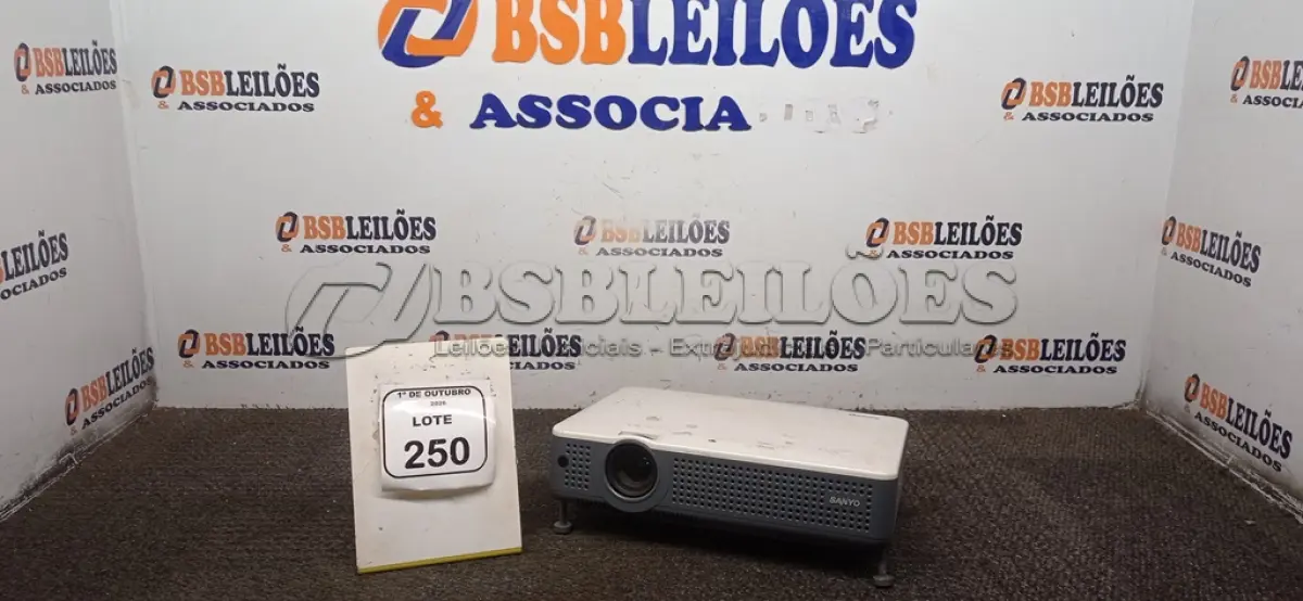 LOTE 250 - 01 PROJETOR MARCA SANYO SEM CABO. (NO ESTADO) ATENÇÃO! FAZER A VISITAÇÃO ANTES DE ARREMATAR, NÃO SABEMOS SE FUNCIONA, LEILÃO NÃO TEM GARANTIA E NEM DEVOLUÇÃO, SUJEITO A POSSÍVEIS AVARIAS VISÍVEIS/OCULTAS E/OU AUSÊNCIA DE COMPONENTES.