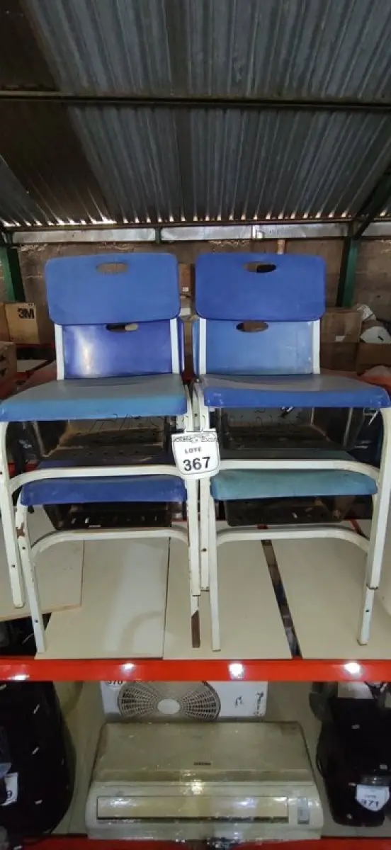 LOTE 367 - 04 CADEIRAS ESCOLARES. (NO ESTADO) ATENÇÃO! FAZER A VISITAÇÃO ANTES DE ARREMATAR, NÃO SABEMOS SE FUNCIONA, LEILÃO NÃO TEM GARANTIA E NEM DEVOLUÇÃO, SUJEITO A POSSÍVEIS AVARIAS VISÍVEIS/OCULTAS E/OU AUSÊNCIA DE COMPONENTES.