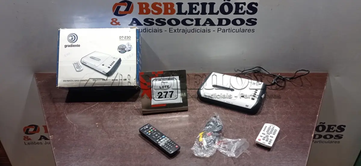 LOTE 277 - 01 DVD PORTÁTIL MARCA GRADIENTE. (NO ESTADO) ATENÇÃO! FAZER A VISITAÇÃO ANTES DE ARREMATAR, NÃO SABEMOS SE FUNCIONA, LEILÃO NÃO TEM GARANTIA E NEM DEVOLUÇÃO, SUJEITO A POSSÍVEIS AVARIAS VISÍVEIS/OCULTAS E/OU AUSÊNCIA DE COMPONENTES.