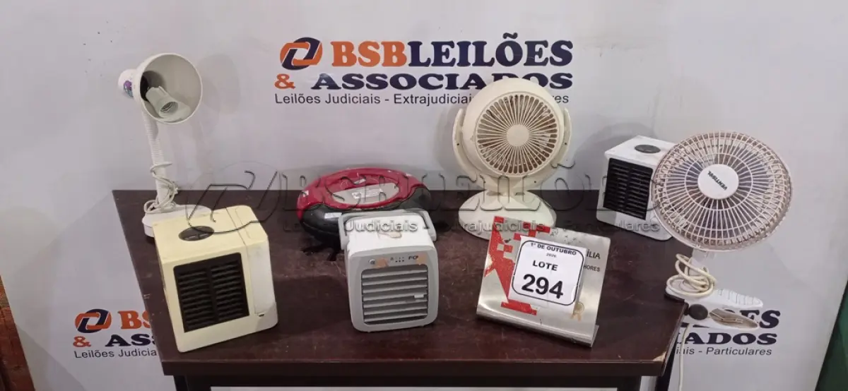 LOTE 294 - 01 ASPIRADOR ROBÔ, 01 LUMINÁRIA DE MESA E 05 VENTILADORES PORTÁTEIS. (NO ESTADO) ATENÇÃO! FAZER A VISITAÇÃO ANTES DE ARREMATAR, NÃO SABEMOS SE FUNCIONA, LEILÃO NÃO TEM GARANTIA E NEM DEVOLUÇÃO, SUJEITO A POSSÍVEIS AVARIAS VISÍVEIS/OCULTAS E/OU AUSÊNCIA DE COMPONENTES.