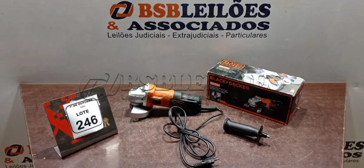 LOTE 246 - 01 ESMERILHADEIRA ANGULAR DE 4-1/2 650W 220V MARCA BLACK DECEKER. (NO ESTADO) ATENÇÃO! FAZER A VISITAÇÃO ANTES DE ARREMATAR, NÃO SABEMOS SE FUNCIONA, LEILÃO NÃO TEM GARANTIA E NEM DEVOLUÇÃO, SUJEITO A POSSÍVEIS AVARIAS VISÍVEIS/OCULTAS E/OU AUSÊNCIA DE COMPONENTES.