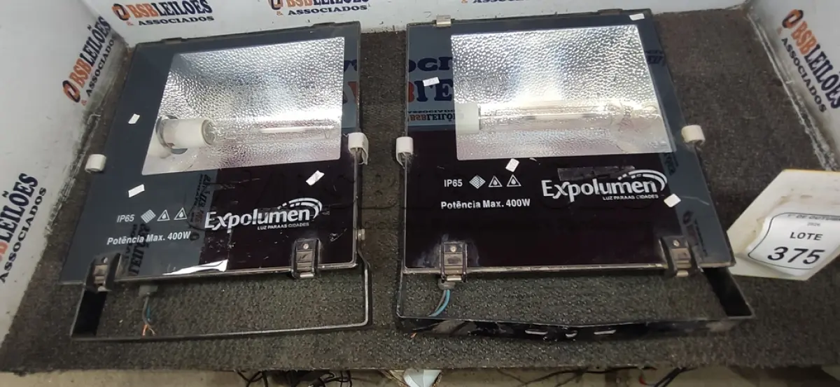 LOTE 375 - 02 REFLETORES 400W MARCA EXPOLUMEN. (NO ESTADO) ATENÇÃO! FAZER A VISITAÇÃO ANTES DE ARREMATAR, NÃO SABEMOS SE FUNCIONA, LEILÃO NÃO TEM GARANTIA E NEM DEVOLUÇÃO, SUJEITO A POSSÍVEIS AVARIAS VISÍVEIS/OCULTAS E/OU AUSÊNCIA DE COMPONENTES.
