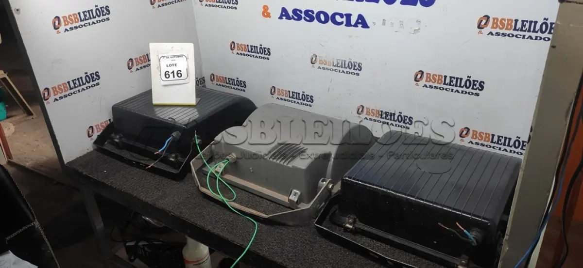 LOTE 616 - 03 REFLETORES. (NO ESTADO) ATENÇÃO! FAZER A VISITAÇÃO ANTES DE ARREMATAR, NÃO SABEMOS SE FUNCIONA, LEILÃO NÃO TEM GARANTIA E NEM DEVOLUÇÃO, SUJEITO A POSSÍVEIS AVARIAS VISÍVEIS/OCULTAS E/OU AUSÊNCIA DE COMPONENTES.