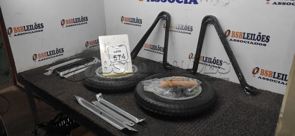 LOTE 574 - 02 RODAS DE CARRINHO DE MÃO COMPLETAS. (NO ESTADO) ATENÇÃO! FAZER A VISITAÇÃO ANTES DE ARREMATAR, NÃO SABEMOS SE FUNCIONA, LEILÃO NÃO TEM GARANTIA E NEM DEVOLUÇÃO, SUJEITO A POSSÍVEIS AVARIAS VISÍVEIS/OCULTAS E/OU AUSÊNCIA DE COMPONENTES.