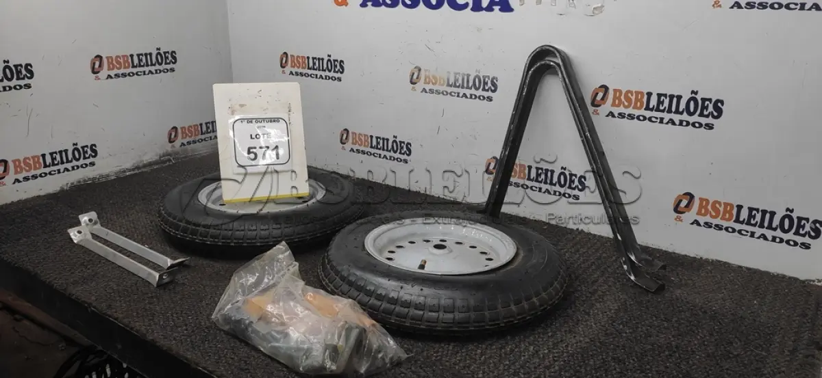 LOTE 571 - 02 RODAS DE CARRINHO DE MÃO COMPLETAS. (NO ESTADO) ATENÇÃO! FAZER A VISITAÇÃO ANTES DE ARREMATAR, NÃO SABEMOS SE FUNCIONA, LEILÃO NÃO TEM GARANTIA E NEM DEVOLUÇÃO, SUJEITO A POSSÍVEIS AVARIAS VISÍVEIS/OCULTAS E/OU AUSÊNCIA DE COMPONENTES.