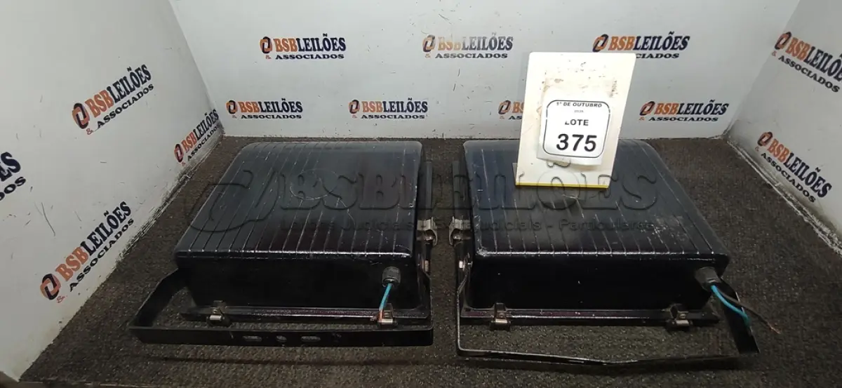 LOTE 375 - 02 REFLETORES 400W MARCA EXPOLUMEN. (NO ESTADO) ATENÇÃO! FAZER A VISITAÇÃO ANTES DE ARREMATAR, NÃO SABEMOS SE FUNCIONA, LEILÃO NÃO TEM GARANTIA E NEM DEVOLUÇÃO, SUJEITO A POSSÍVEIS AVARIAS VISÍVEIS/OCULTAS E/OU AUSÊNCIA DE COMPONENTES.