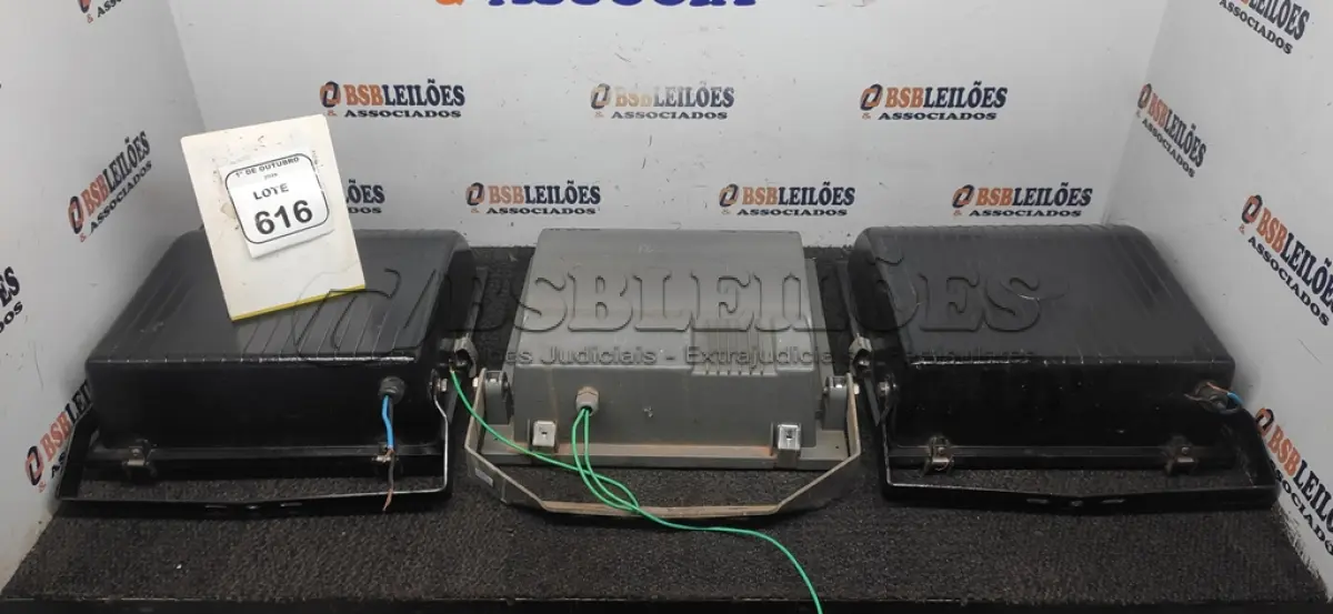 LOTE 616 - 03 REFLETORES. (NO ESTADO) ATENÇÃO! FAZER A VISITAÇÃO ANTES DE ARREMATAR, NÃO SABEMOS SE FUNCIONA, LEILÃO NÃO TEM GARANTIA E NEM DEVOLUÇÃO, SUJEITO A POSSÍVEIS AVARIAS VISÍVEIS/OCULTAS E/OU AUSÊNCIA DE COMPONENTES.