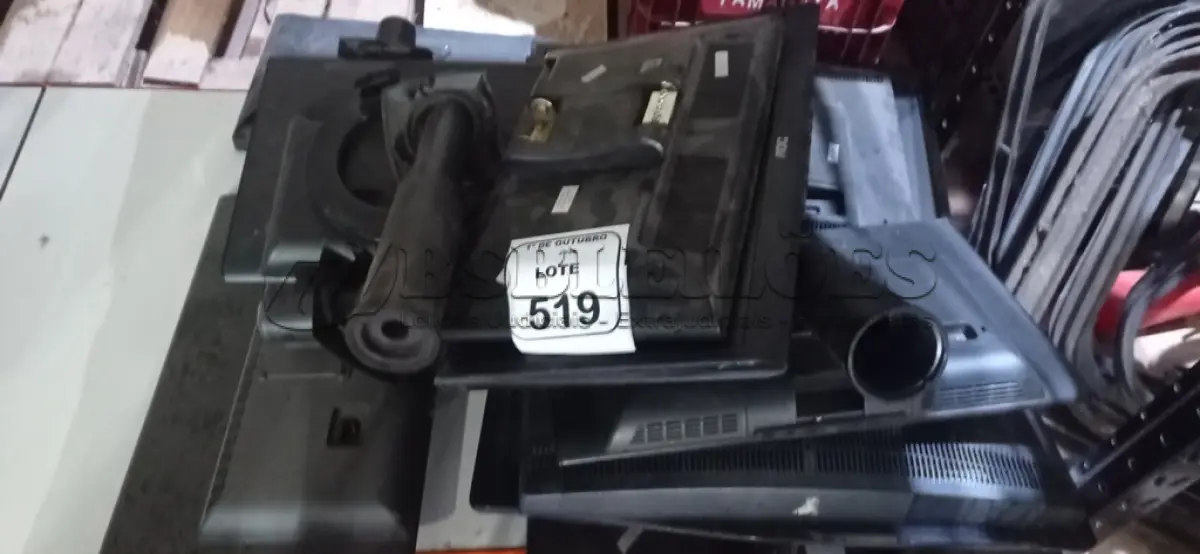 LOTE 519 - 10 MONITORES DE MARCAS E MODELOS DIVERSOS. (NO ESTADO) ATENÇÃO! FAZER A VISITAÇÃO ANTES DE ARREMATAR, NÃO SABEMOS SE FUNCIONA, LEILÃO NÃO TEM GARANTIA E NEM DEVOLUÇÃO, SUJEITO A POSSÍVEIS AVARIAS VISÍVEIS/OCULTAS E/OU AUSÊNCIA DE COMPONENTES.