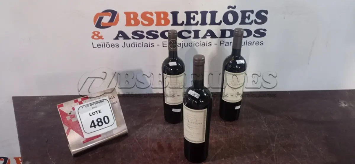 LOTE 480 - 03 GARRAFAS DE VINHO TINTO CABERNET MALBEC ARGENTINO DE 750ML CADA MARCA D.V CATENA. (NO ESTADO) ATENÇÃO! FAZER A VISITAÇÃO ANTES DE ARREMATAR, NÃO SABEMOS SE FUNCIONA, LEILÃO NÃO TEM GARANTIA E NEM DEVOLUÇÃO, SUJEITO A POSSÍVEIS AVARIAS VISÍVEIS/OCULTAS E/OU AUSÊNCIA DE COMPONENTES.