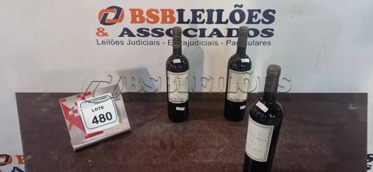 LOTE 480 - 03 GARRAFAS DE VINHO TINTO CABERNET MALBEC ARGENTINO DE 750ML CADA MARCA D.V CATENA. (NO ESTADO) ATENÇÃO! FAZER A VISITAÇÃO ANTES DE ARREMATAR, NÃO SABEMOS SE FUNCIONA, LEILÃO NÃO TEM GARANTIA E NEM DEVOLUÇÃO, SUJEITO A POSSÍVEIS AVARIAS VISÍVEIS/OCULTAS E/OU AUSÊNCIA DE COMPONENTES.