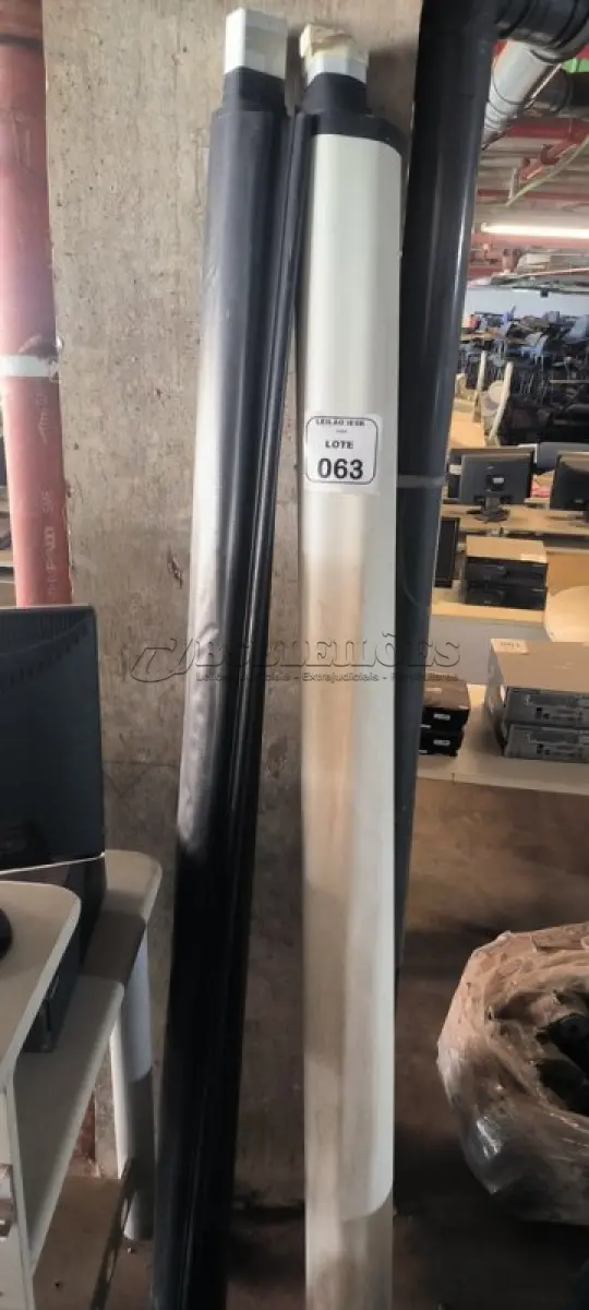 LOTE 063 - 02 TELAS DE PROJEÇÃO. (NO ESTADO) ATENÇÃO! FAZER A VISITAÇÃO ANTES DE ARREMATAR, NÃO SABEMOS SE FUNCIONA, LEILÃO NÃO TEM GARANTIA E NEM DEVOLUÇÃO, SUJEITO A POSSÍVEIS AVARIAS VISÍVEIS/OCULTAS E/OU AUSÊNCIA DE COMPONENTES.