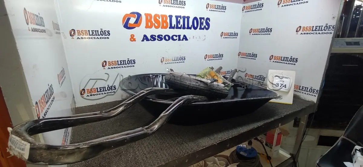 LOTE 374 - 01 CARRINHO DE MÃO DESMONTADO. (NO ESTADO) ATENÇÃO! FAZER A VISITAÇÃO ANTES DE ARREMATAR, NÃO SABEMOS SE FUNCIONA, LEILÃO NÃO TEM GARANTIA E NEM DEVOLUÇÃO, SUJEITO A POSSÍVEIS AVARIAS VISÍVEIS/OCULTAS E/OU AUSÊNCIA DE COMPONENTES.