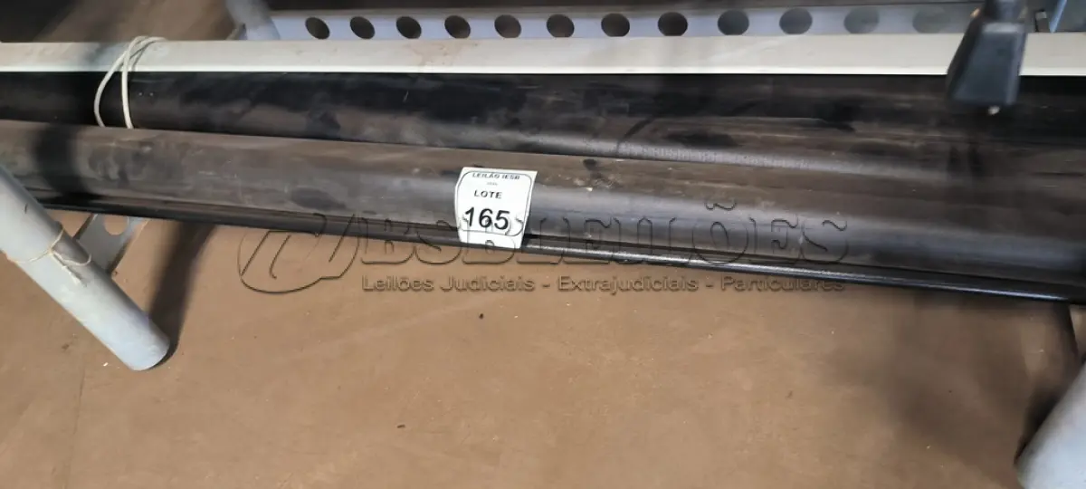 LOTE 165 - 02 TELAS DE PROJEÇÃO. (NO ESTADO) ATENÇÃO! FAZER A VISITAÇÃO ANTES DE ARREMATAR, NÃO SABEMOS SE FUNCIONA, LEILÃO NÃO TEM GARANTIA E NEM DEVOLUÇÃO, SUJEITO A POSSÍVEIS AVARIAS VISÍVEIS/OCULTAS E/OU AUSÊNCIA DE COMPONENTES.