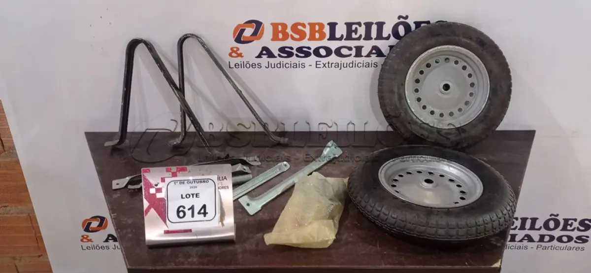 LOTE 614 - 02 RODAS DE CARRINHO DE MÃO COMPLETAS. (NO ESTADO) ATENÇÃO! FAZER A VISITAÇÃO ANTES DE ARREMATAR, NÃO SABEMOS SE FUNCIONA, LEILÃO NÃO TEM GARANTIA E NEM DEVOLUÇÃO, SUJEITO A POSSÍVEIS AVARIAS VISÍVEIS/OCULTAS E/OU AUSÊNCIA DE COMPONENTES.