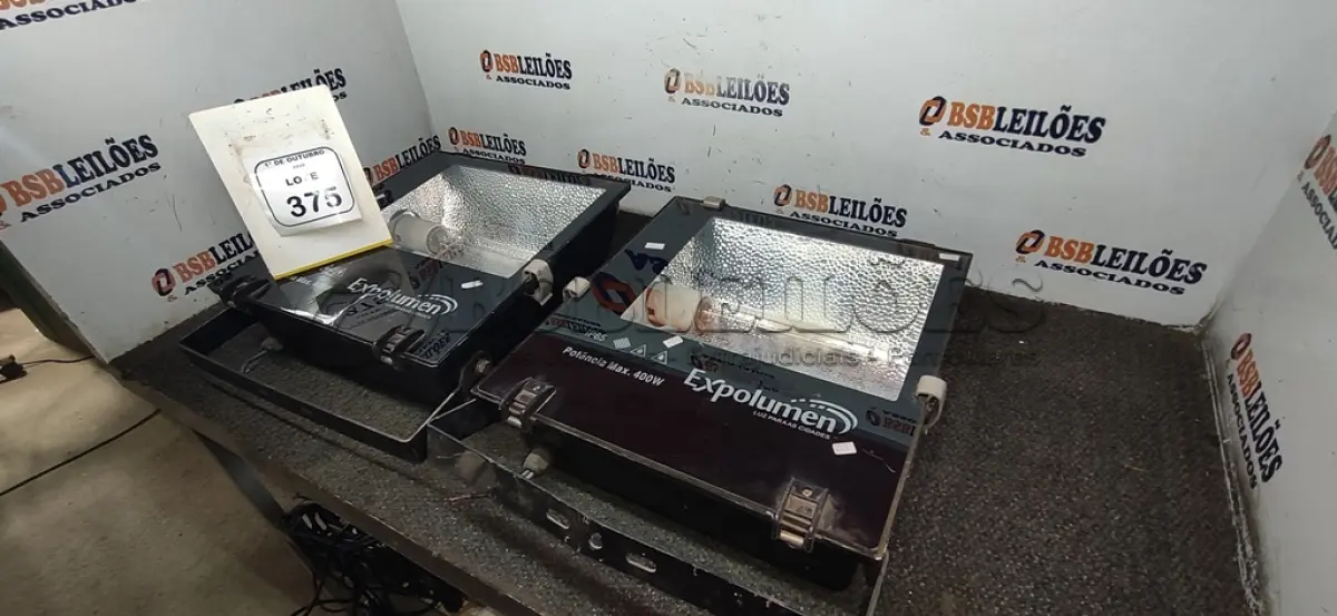 LOTE 375 - 02 REFLETORES 400W MARCA EXPOLUMEN. (NO ESTADO) ATENÇÃO! FAZER A VISITAÇÃO ANTES DE ARREMATAR, NÃO SABEMOS SE FUNCIONA, LEILÃO NÃO TEM GARANTIA E NEM DEVOLUÇÃO, SUJEITO A POSSÍVEIS AVARIAS VISÍVEIS/OCULTAS E/OU AUSÊNCIA DE COMPONENTES.
