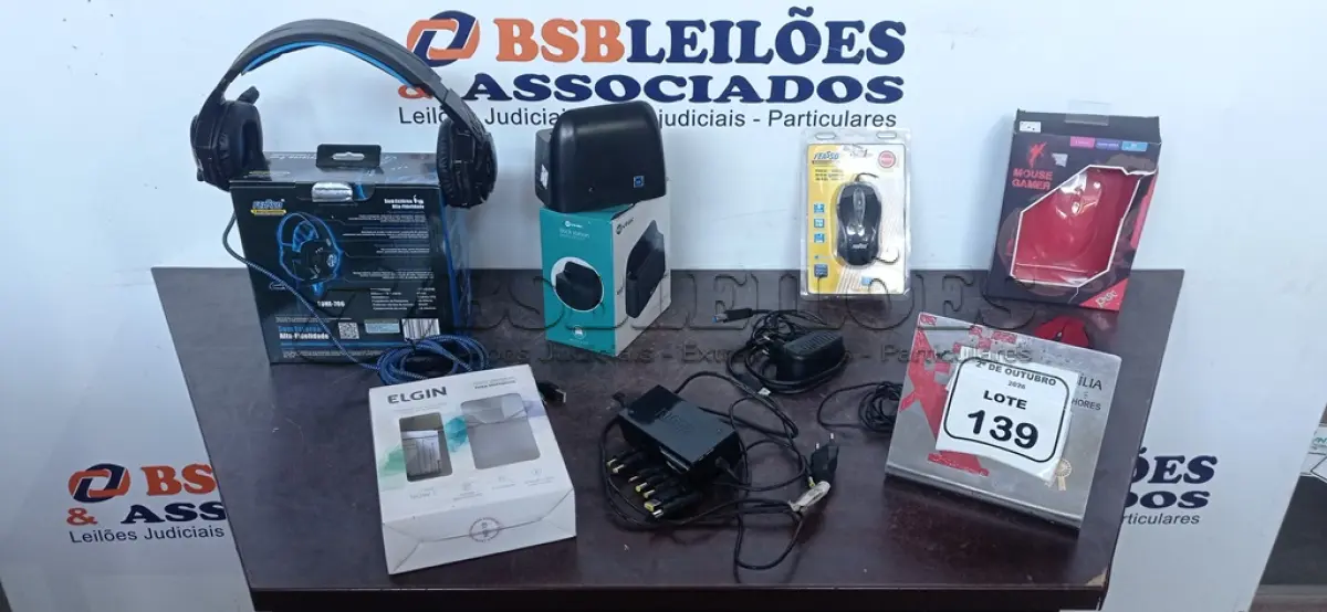 LOTE 139 - 01 FONTE UNIVERSAL MARCA ELGIN, 02 MOUSES, 01 DOCK STATION E 01 HEADSET GAMER MARCA FEASSO. (NO ESTADO) ATENÇÃO! FAZER A VISITAÇÃO ANTES DE ARREMATAR, NÃO SABEMOS SE FUNCIONA, LEILÃO NÃO TEM GARANTIA E NEM DEVOLUÇÃO, SUJEITO A POSSÍVEIS AVARIAS VISÍVEIS/OCULTAS E/OU AUSÊNCIA DE COMPONENTES.