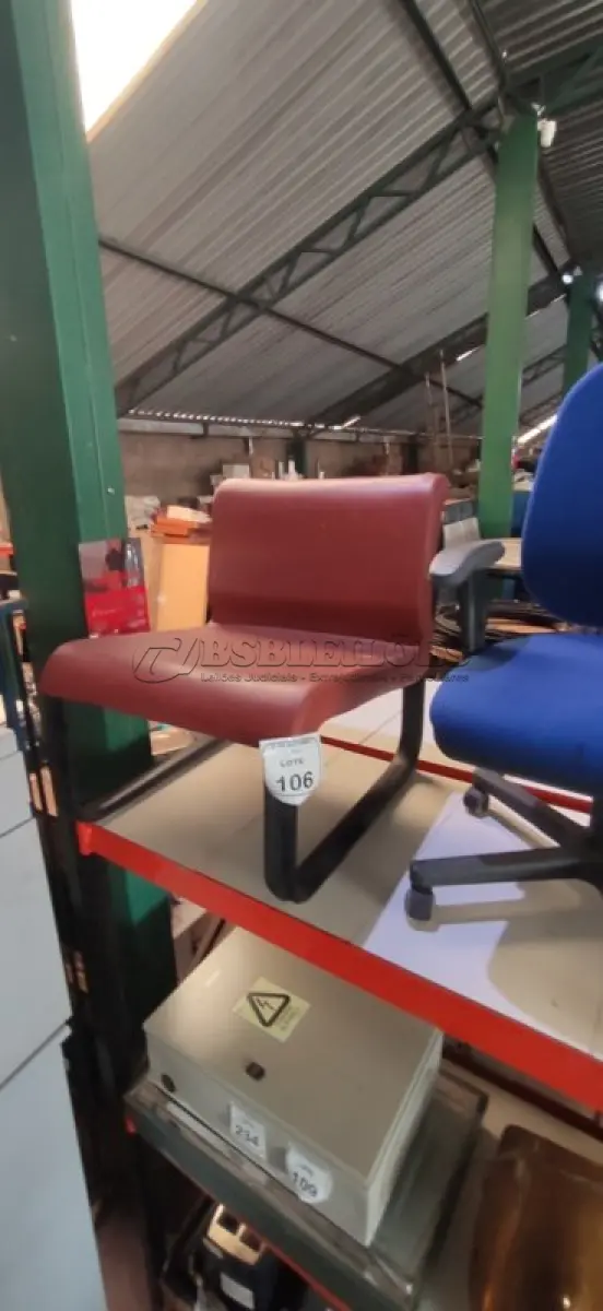 LOTE 106 - 01 CADEIRA DE ESPERA NA COR VERMELHA. (NO ESTADO) ATENÇÃO! FAZER A VISITAÇÃO ANTES DE ARREMATAR, NÃO SABEMOS SE FUNCIONA, LEILÃO NÃO TEM GARANTIA E NEM DEVOLUÇÃO, SUJEITO A POSSÍVEIS AVARIAS VISÍVEIS/OCULTAS E/OU AUSÊNCIA DE COMPONENTES.