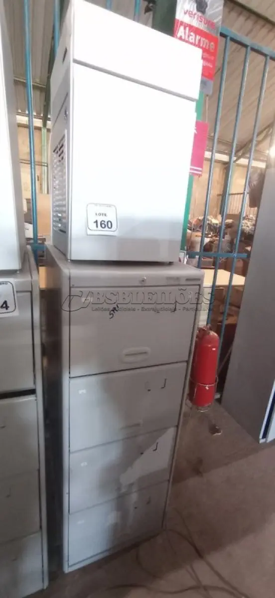 LOTE 160 - 01 ARQUIVO DE AÇO COM 04 GAVETAS EM AÇO E 01 ARMÁRIO BAIXO COM 01 GAVETA E SUPORTE PARA CPU. (NO ESTADO) ATENÇÃO! FAZER A VISITAÇÃO ANTES DE ARREMATAR, NÃO SABEMOS SE FUNCIONA, LEILÃO NÃO TEM GARANTIA E NEM DEVOLUÇÃO, SUJEITO A POSSÍVEIS AVARIAS VISÍVEIS/OCULTAS E/OU AUSÊNCIA DE COMPONENTES.