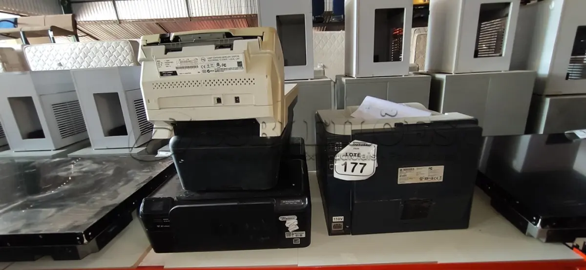 LOTE 177 - 03 IMPRESSORAS DE MODELOS DIVERSOS. (NO ESTADO) ATENÇÃO! FAZER A VISITAÇÃO ANTES DE ARREMATAR, NÃO SABEMOS SE FUNCIONA, LEILÃO NÃO TEM GARANTIA E NEM DEVOLUÇÃO, SUJEITO A POSSÍVEIS AVARIAS VISÍVEIS/OCULTAS E/OU AUSÊNCIA DE COMPONENTES.