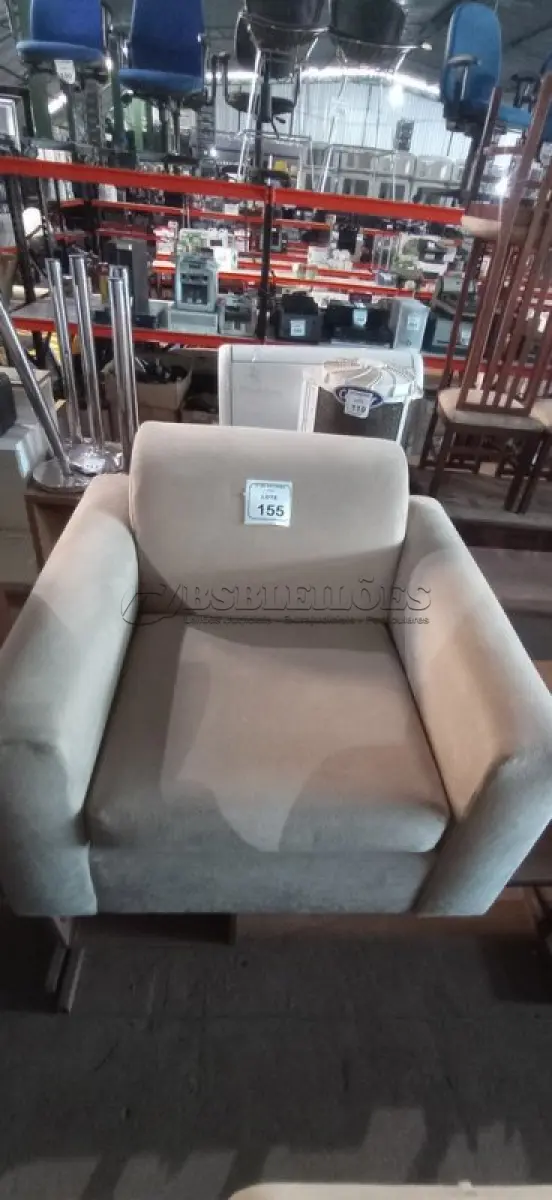 LOTE 155 - 01 POLTRONA NA COR BEGE. (NO ESTADO) ATENÇÃO! FAZER A VISITAÇÃO ANTES DE ARREMATAR, NÃO SABEMOS SE FUNCIONA, LEILÃO NÃO TEM GARANTIA E NEM DEVOLUÇÃO, SUJEITO A POSSÍVEIS AVARIAS VISÍVEIS/OCULTAS E/OU AUSÊNCIA DE COMPONENTES.