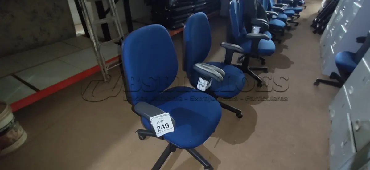 LOTE 249 - 02 CADEIRAS DE ESCRITÓRIO GIRATÓRIA. (NO ESTADO) ATENÇÃO! FAZER A VISITAÇÃO ANTES DE ARREMATAR, NÃO SABEMOS SE FUNCIONA, LEILÃO NÃO TEM GARANTIA E NEM DEVOLUÇÃO, SUJEITO A POSSÍVEIS AVARIAS VISÍVEIS/OCULTAS E/OU AUSÊNCIA DE COMPONENTES.