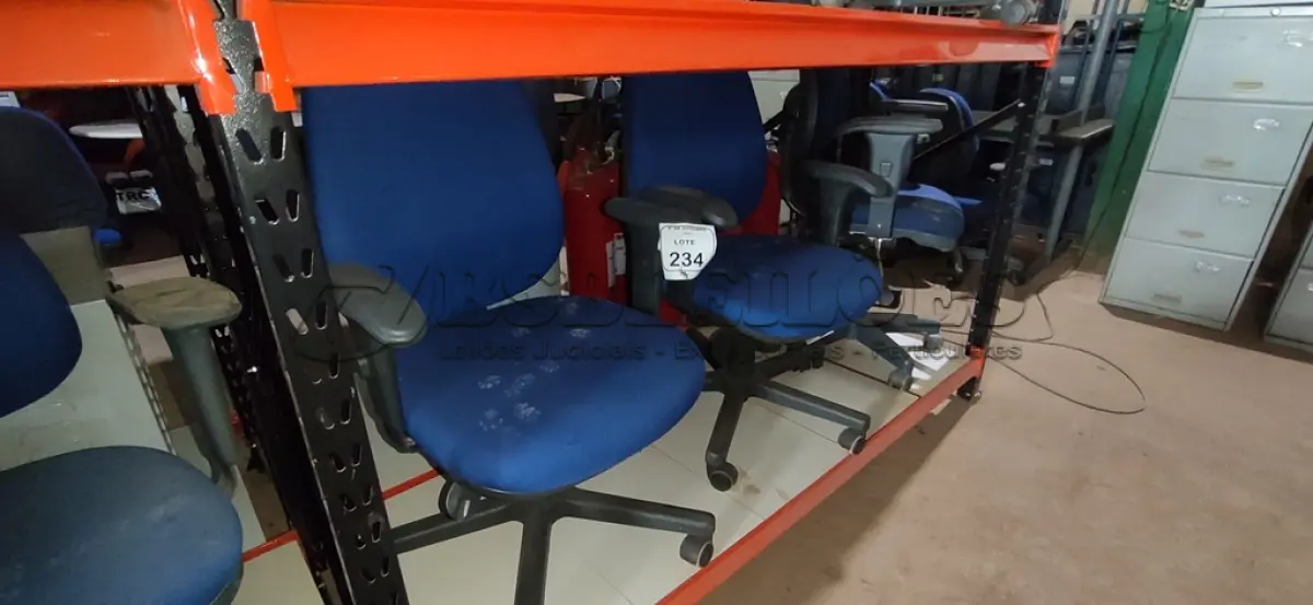 LOTE 234 - 03 CADEIRAS DE ESCRITÓRIO GIRATÓRIAS. (NO ESTADO) ATENÇÃO! FAZER A VISITAÇÃO ANTES DE ARREMATAR, NÃO SABEMOS SE FUNCIONA, LEILÃO NÃO TEM GARANTIA E NEM DEVOLUÇÃO, SUJEITO A POSSÍVEIS AVARIAS VISÍVEIS/OCULTAS E/OU AUSÊNCIA DE COMPONENTES.