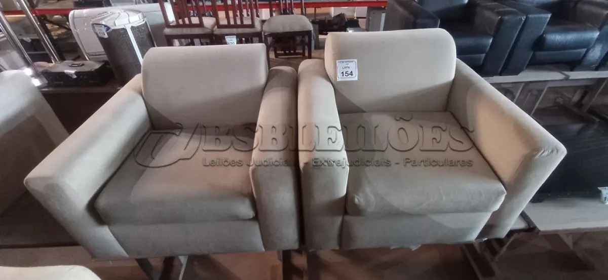 LOTE 154 - 02 POLTRONAS NA COR BEGE. (NO ESTADO) ATENÇÃO! FAZER A VISITAÇÃO ANTES DE ARREMATAR, NÃO SABEMOS SE FUNCIONA, LEILÃO NÃO TEM GARANTIA E NEM DEVOLUÇÃO, SUJEITO A POSSÍVEIS AVARIAS VISÍVEIS/OCULTAS E/OU AUSÊNCIA DE COMPONENTES.