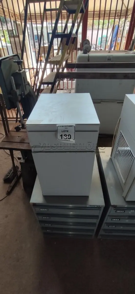 LOTE 180 - 01 ARQUIVO BAIXO DE AÇO COM 05 GAVETAS E 01 ARMÁRIO BAIXO COM 01 GAVETA E SUPORTE PARA CPU. (NO ESTADO) ATENÇÃO! FAZER A VISITAÇÃO ANTES DE ARREMATAR, NÃO SABEMOS SE FUNCIONA, LEILÃO NÃO TEM GARANTIA E NEM DEVOLUÇÃO, SUJEITO A POSSÍVEIS AVARIAS VISÍVEIS/OCULTAS E/OU AUSÊNCIA DE COMPONENTES.