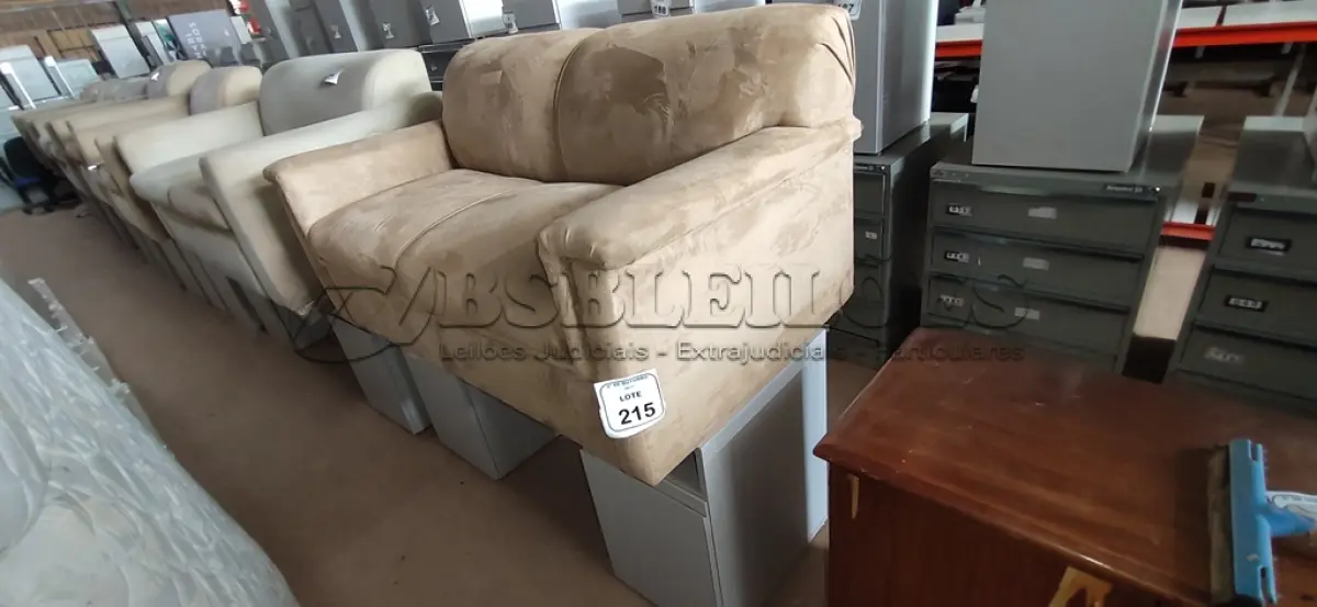 LOTE 215 - 01 SOFÁ DE 02 LUGARES E 02 ARMÁRIOS BAIXOS COM 01 GAVETA E SUPORTE PARA CPU. (NO ESTADO) ATENÇÃO! FAZER A VISITAÇÃO ANTES DE ARREMATAR, NÃO SABEMOS SE FUNCIONA, LEILÃO NÃO TEM GARANTIA E NEM DEVOLUÇÃO, SUJEITO A POSSÍVEIS AVARIAS VISÍVEIS/OCULTAS E/OU AUSÊNCIA DE COMPONENTES.